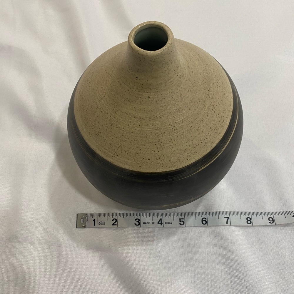 Neutral Two-Tone Ceramic Vase - Picture 4 of 5